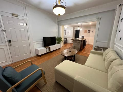 Communal lounge/ TV room, TV and multimedia, Living room, Seating area, Evening entertainment