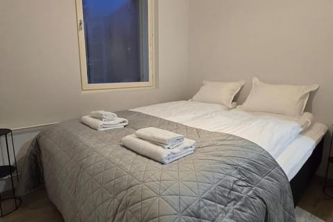 Bed, Photo of the whole room, towels