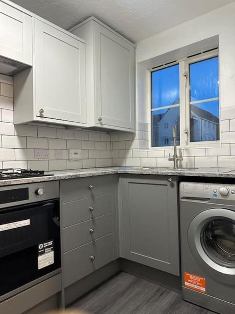 2 Bed House with Private Parking Apartment in Watford