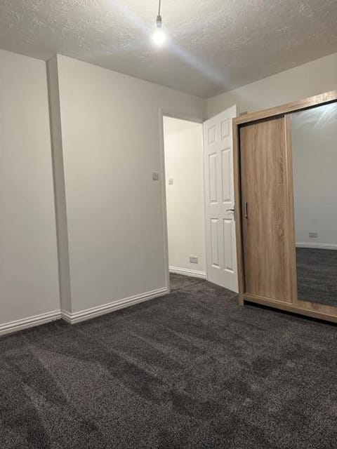 2 Bed House with Private Parking Apartment in Watford