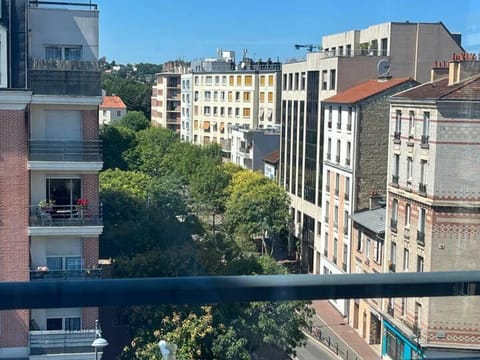 Beau studio avec vue sur Paris Apartment in Issy-les-Moulineaux