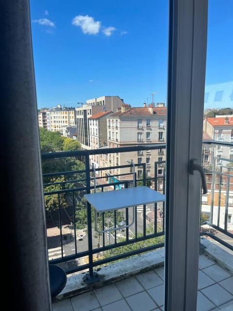 Beau studio avec vue sur Paris Apartment in Issy-les-Moulineaux