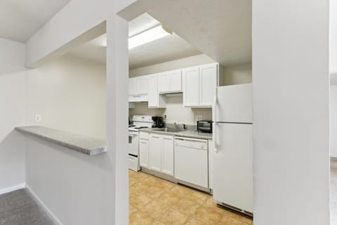 400 Winchester 2 Bed 2 Bath Newly Furnished Apartment in Vinings