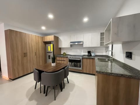 Kitchen or kitchenette, Dining area, dishwasher, minibar, oven