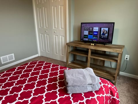 Bed, TV and multimedia, Photo of the whole room, Bedroom, towels