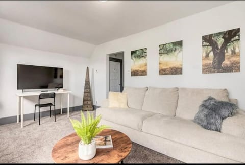 Oakwoods 1BR Suite in Bankview House in Calgary