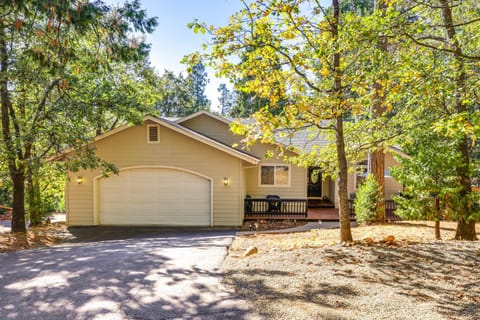 Forest-View Retreat Grill and Fireplace in Sonora House in Calaveras County