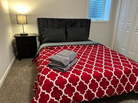 Bed, Photo of the whole room, Bedroom, towels