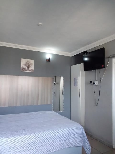 Bed, TV and multimedia, Bedroom, wardrobe