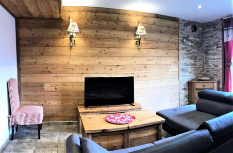 Résidence Le Chardon Bleu - Chalets pour 10 Personnes 081 Chalet in Villarembert