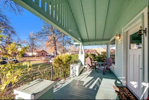 Charming 2BD Columbia Cottage Near from UofO & Track Stadium House in Eugene