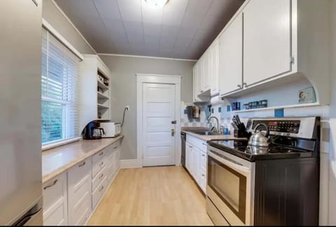 Charming 2BD Columbia Cottage Near from UofO & Track Stadium House in Eugene