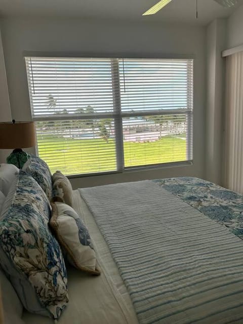 Luxury Bahama Beach Club with Golf Cart Included! Apartamento in Central Abaco