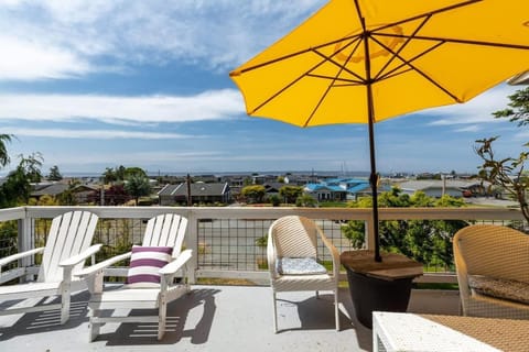 Sunny Whidbey Beach House with view of Puget Sound Casa in Greenbank