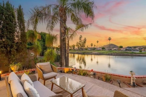 Lakeside home with private patio, Grill & Golf view House in Glendale