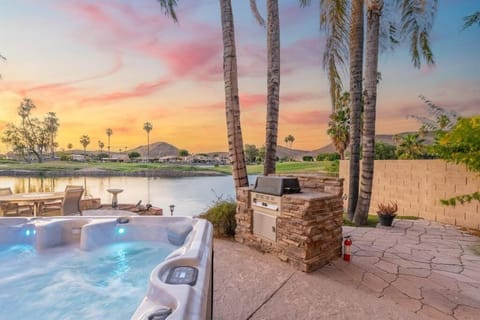 Lakeside home with private patio, Grill & Golf view House in Glendale