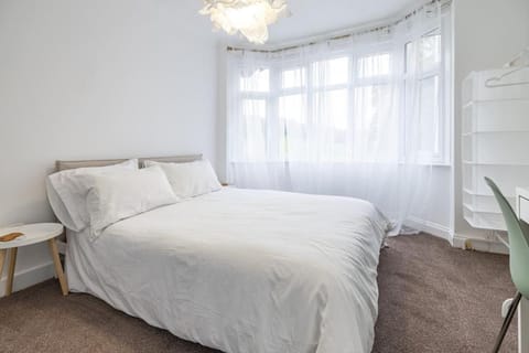 Minimalist 4 bedroom house in central Luton Apartment in Luton