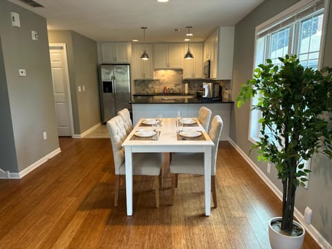 Kitchen or kitchenette, Dining area