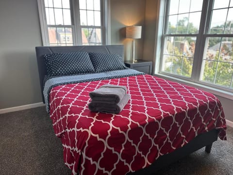 Bed, Photo of the whole room, Bedroom, towels