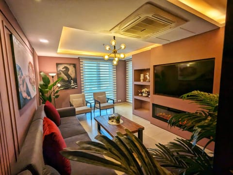 Communal lounge/ TV room, TV and multimedia, Living room, Seating area, Evening entertainment, air conditioner