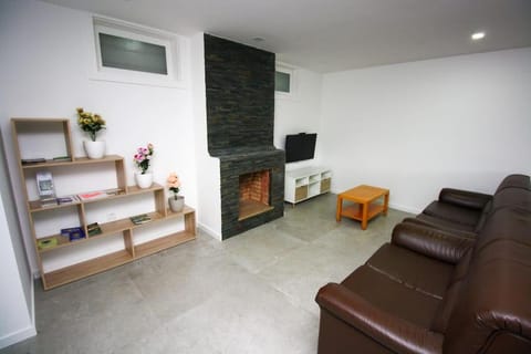 Communal lounge/ TV room, TV and multimedia, Living room, Seating area, fireplace