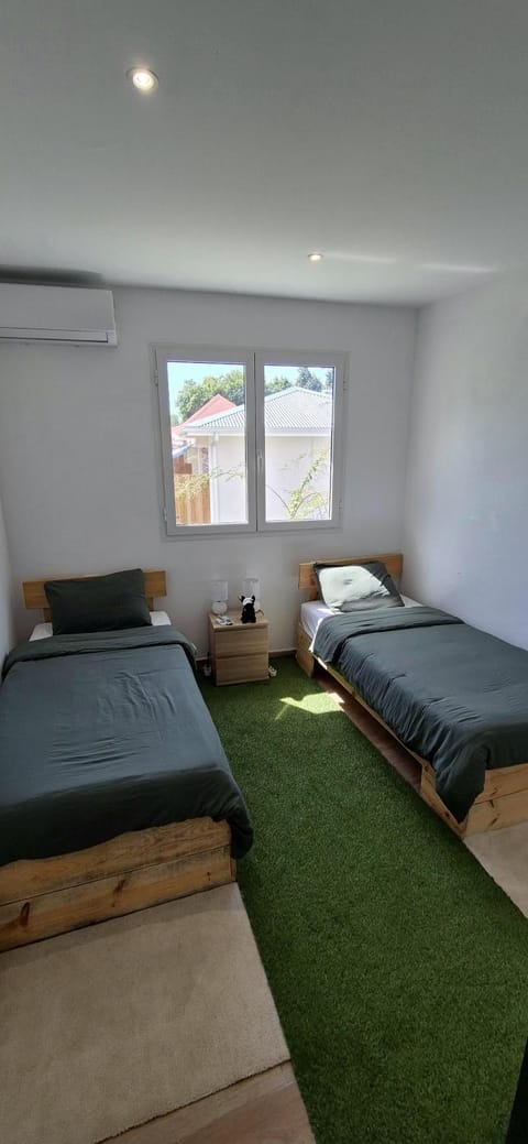 Bed, Photo of the whole room, Bedroom, air conditioner