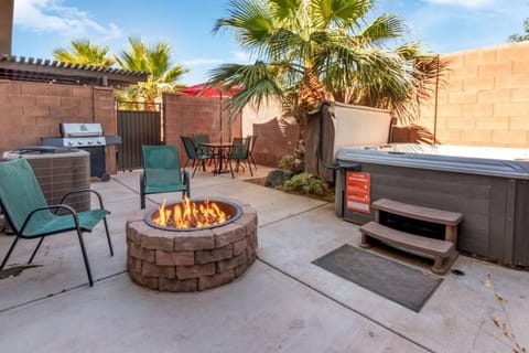 Hot Tub King Beds Pool Fire Pit BBQ Casa in Washington