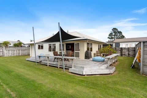 Hosts on the Coast Beach Vibes on Barbara House in Whangamatā