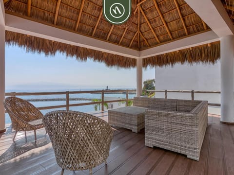 Luxury Oceanfront 3 BR Condo - Private Jacuzzi Apartamento in La Cruz de Huanacaxtle