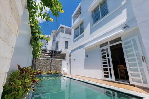 Property building, Day, Pool view, Swimming pool