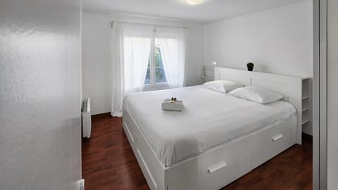 Bed, Photo of the whole room, Bedroom, City view, heating, towels