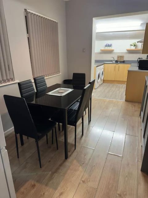 Modern 3 bed, sleeps 8 Apartment in St Helens