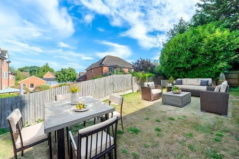 Spacious 5Bedroom home with free Parking perfect for large groups House in City of Canterbury