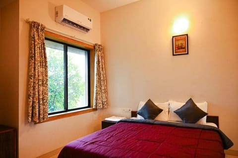 Bed, Photo of the whole room, Bedroom, air conditioner