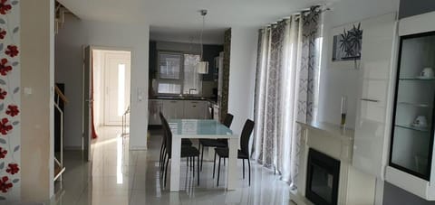 Kitchen or kitchenette, Seating area, Dining area