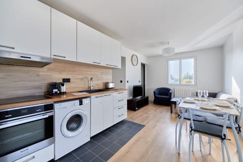 Kitchen or kitchenette, Dining area