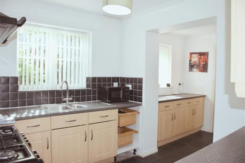 NEC, BHX , 4 bed house, 3 bathrooms, sleeps 8 Casa in Marston Green