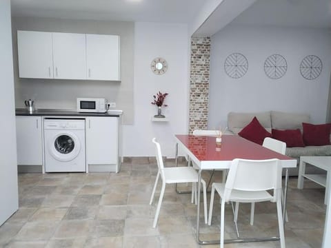 Kitchen or kitchenette, Dining area, washing machine