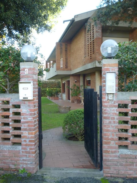 Property building, Facade/entrance, Autumn, On site, Sunset