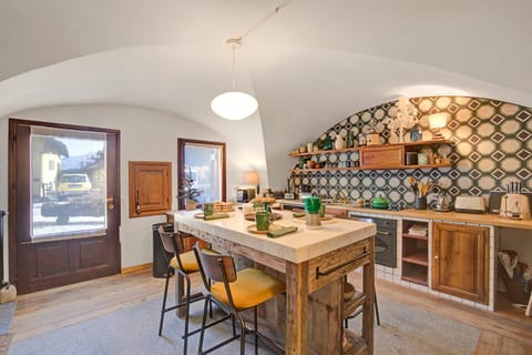 Kitchen or kitchenette, Dining area