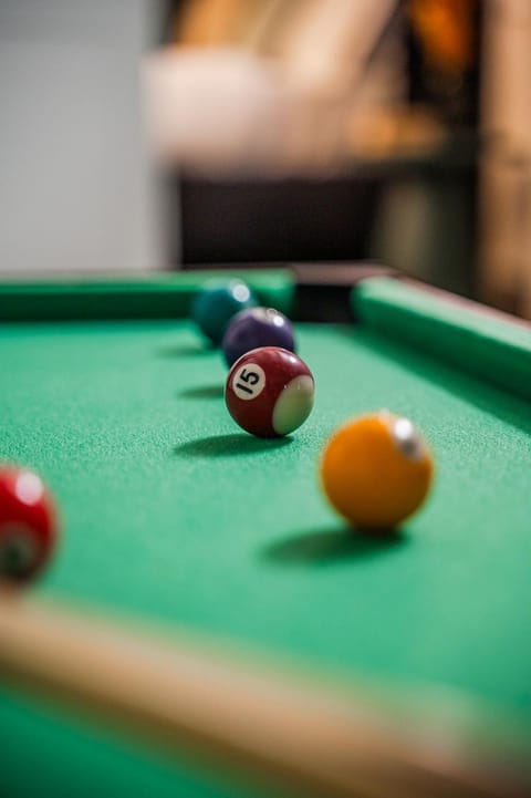 Billiard, Game Room