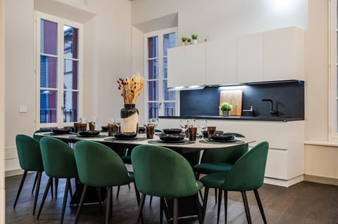 Kitchen or kitchenette, Dining area