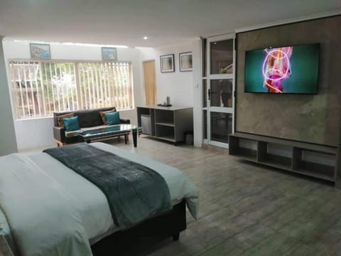 Bed, TV and multimedia, Bedroom