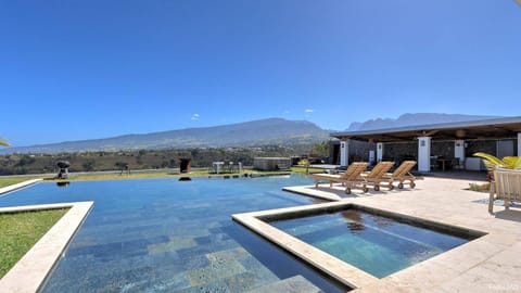 Hot Tub, Mountain view, Pool view, Swimming pool, sunbed