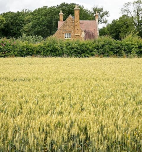 Beautiful Lodge Cottage near Belvoir Castle House in South Kesteven District