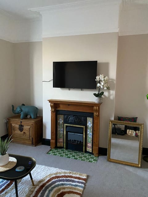 TV and multimedia, Living room, Lounge or bar, Evening entertainment, fireplace