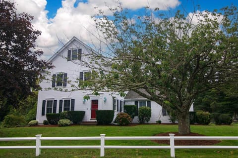 Minutes to Oceanside beaches Private Deck and Backyard House in Dennis Port