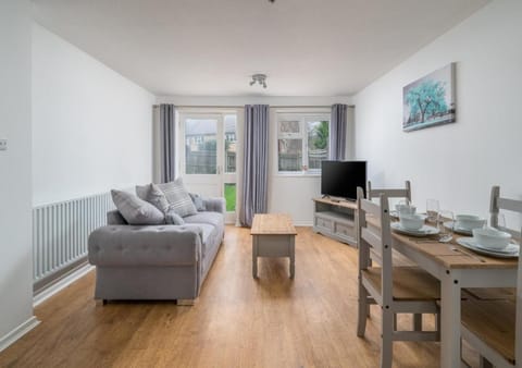 Atkinson Pet-Friendly 1-Bedroom Apartment in Crawley with Private Garden & Parking Apartment in Crawley