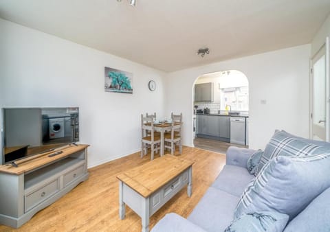 Atkinson Pet-Friendly 1-Bedroom Apartment in Crawley with Private Garden & Parking Apartment in Crawley