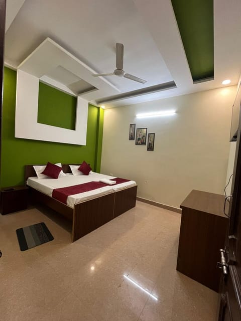 Bed, Photo of the whole room, Bedroom, air conditioner